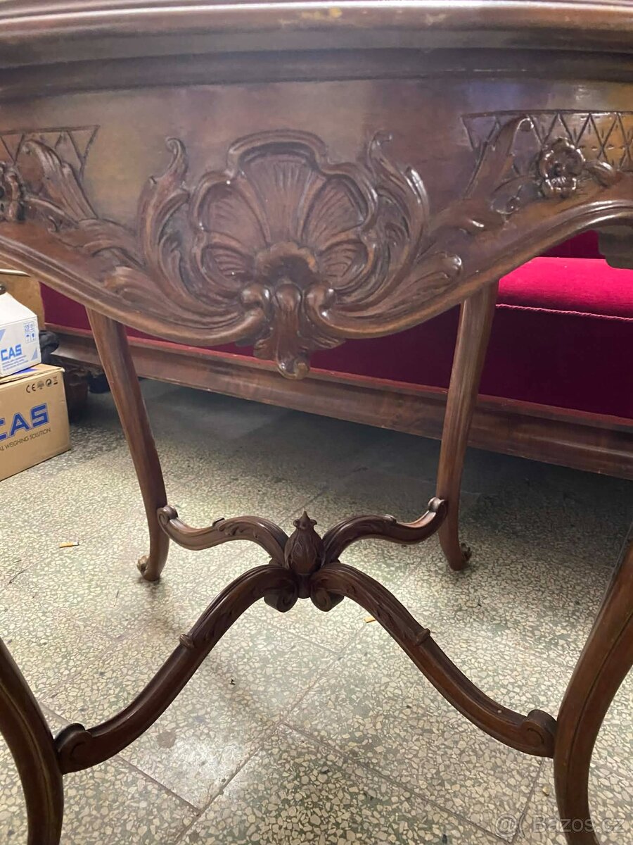 Sedačka, stůl a dvě židle - 4