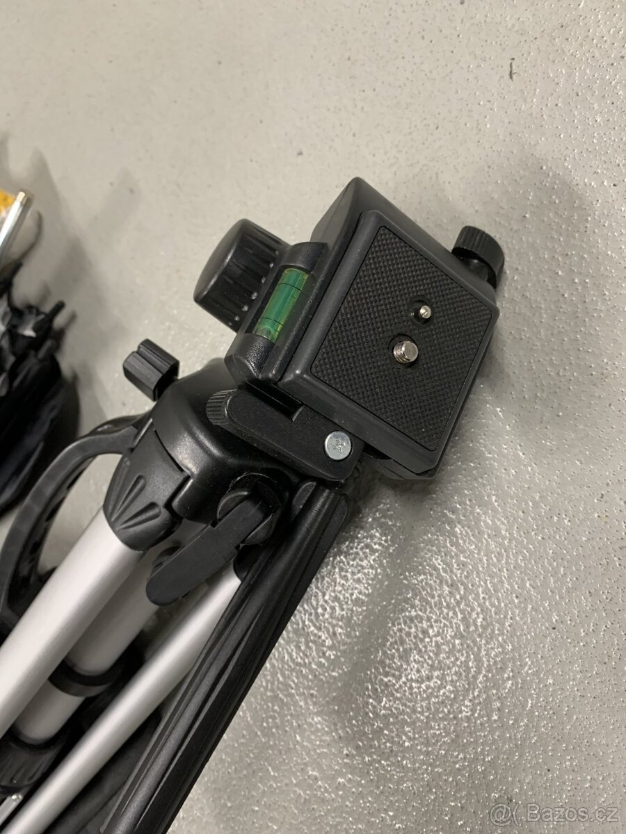 Stativy, držáky na E27, zářivky, odrazný deštník - 4