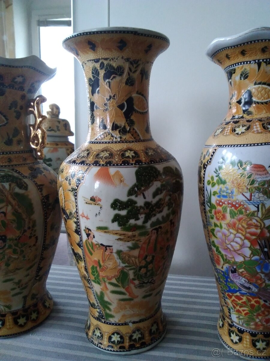 Dekorativní keramika, vázy a různé zdobené nádoby. - 4