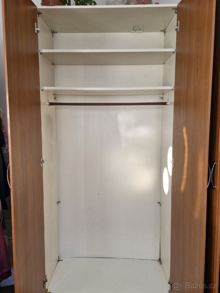 Dřevěná skříň - 4