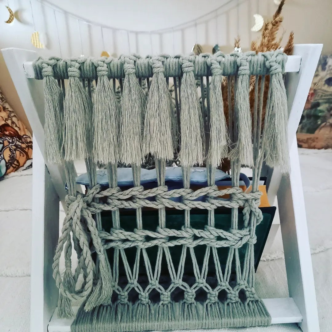 Macramé boho stojan na noviny/časopisy - 4