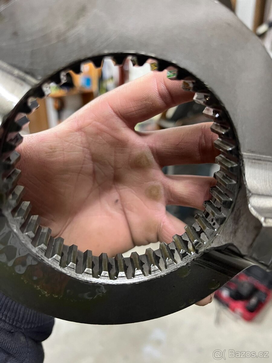 Prodám zadní originál uzáverku diferenciálu Nissan Patrol - 4