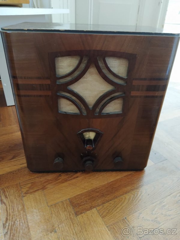 Malá sbírka značkových starožitných rádií z různých období - 4