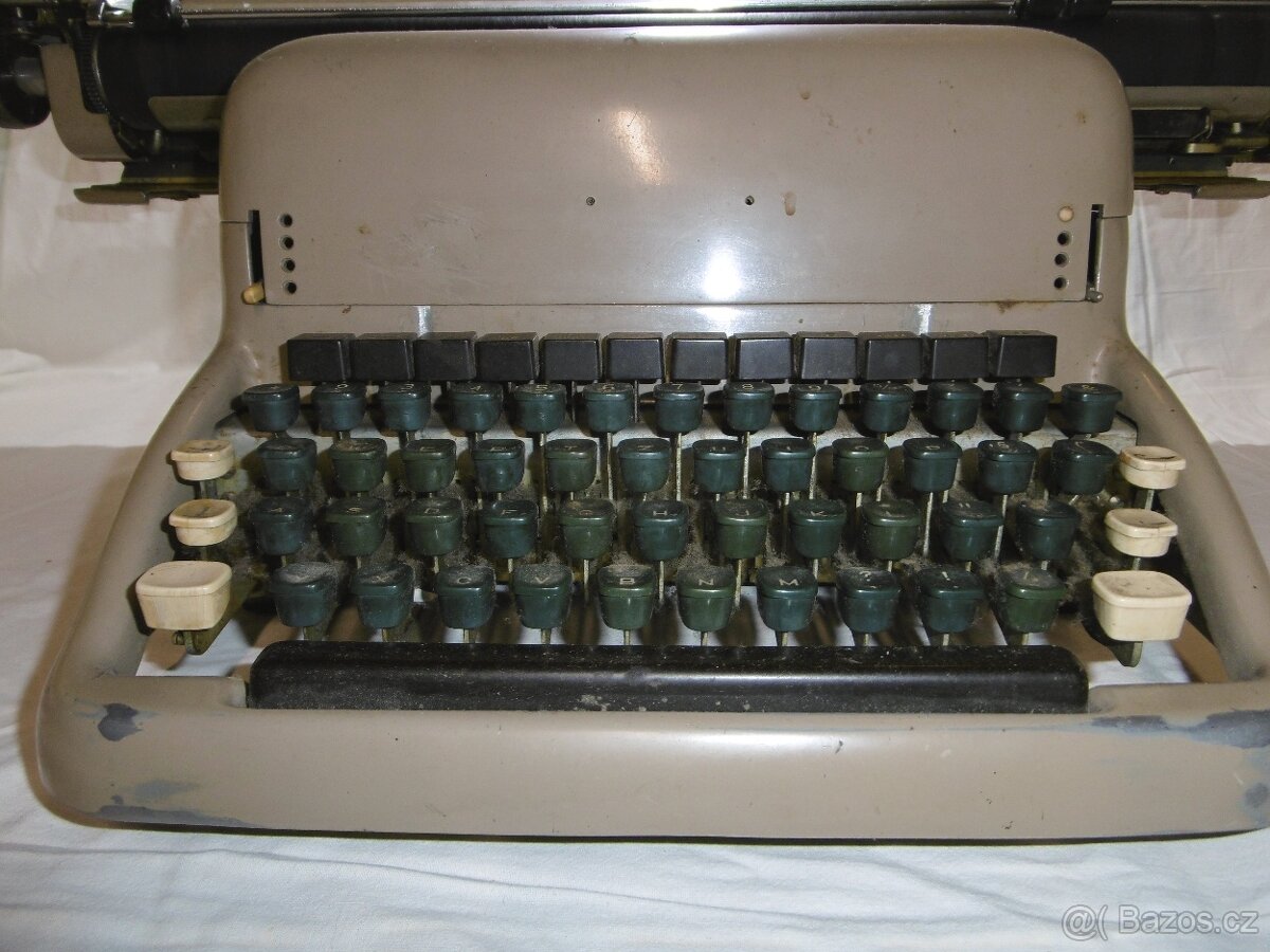 psací stroj starý retro - 4