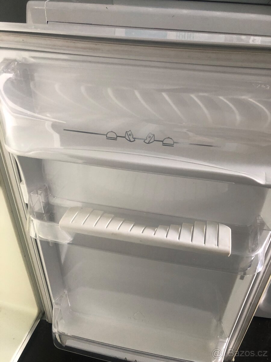 Malá lednice s mrazákem Zanussi - 4