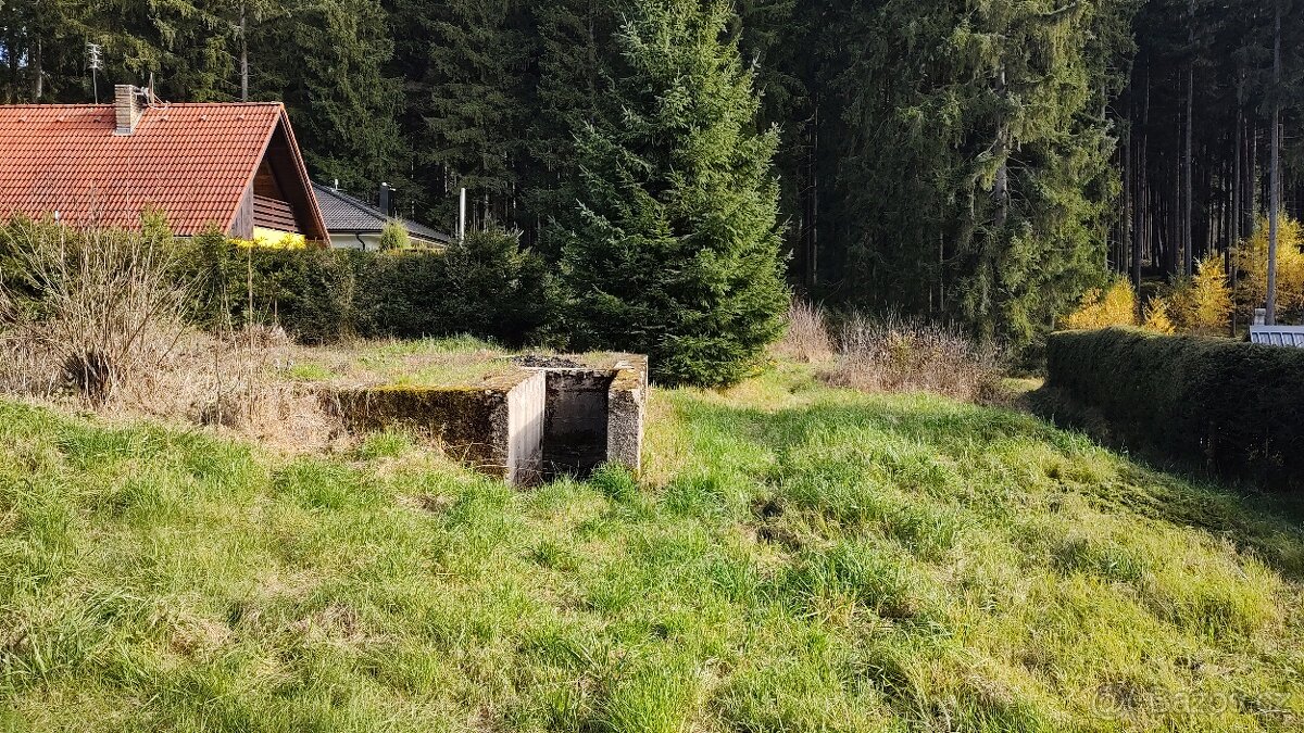Prodej stavebního pozemku 900 m² s výhledem na jezero - 4