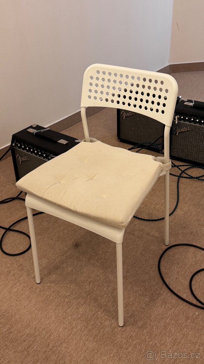 Bílá židle s polštářkem - 4