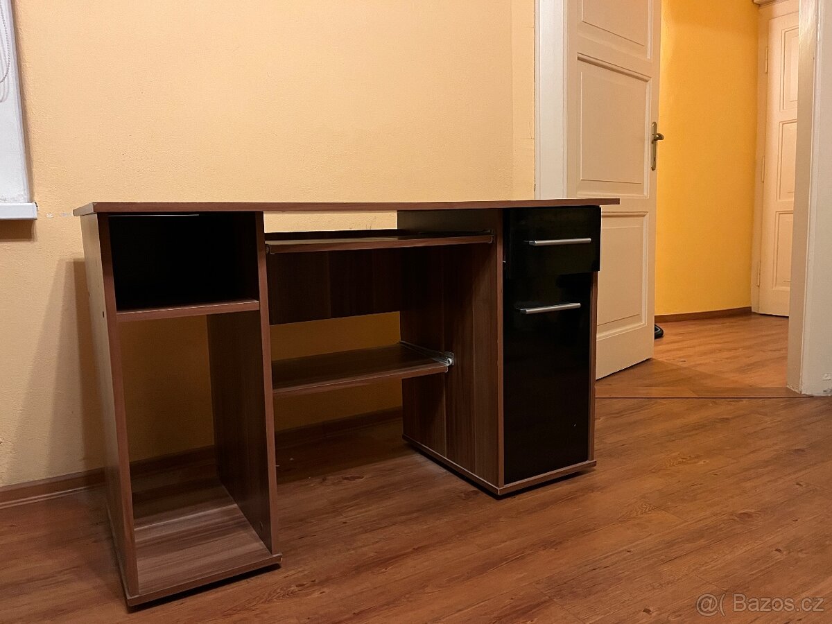 Pracovni stul ve skvelem stavu - 4