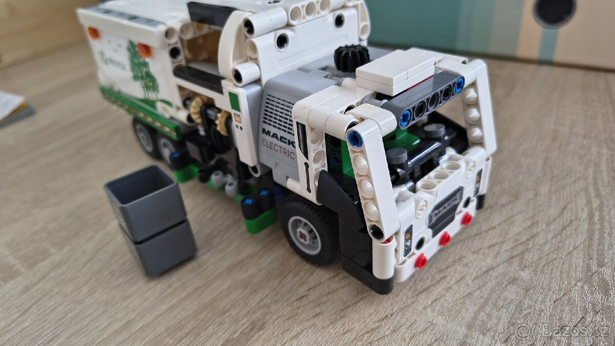 Lego technic 42167, popelářský vůz Mack, auto - 4