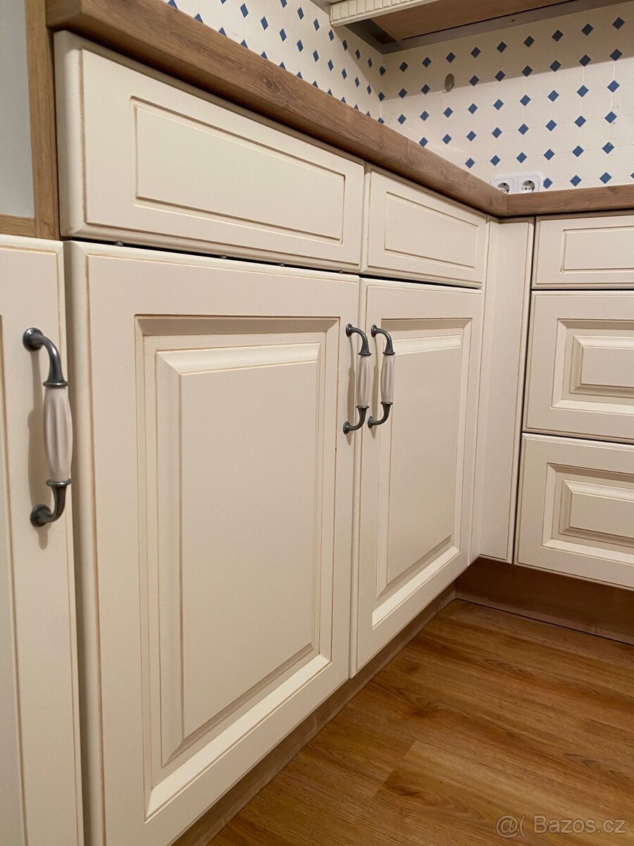 Moderní kuchyňská linka bez spotřebičů - 4