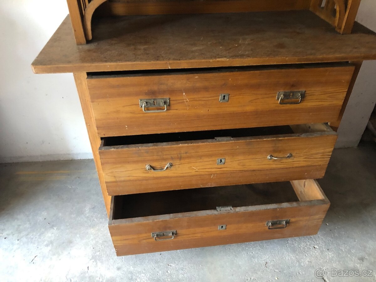 Starožitný kuchyňský kredenc - 4