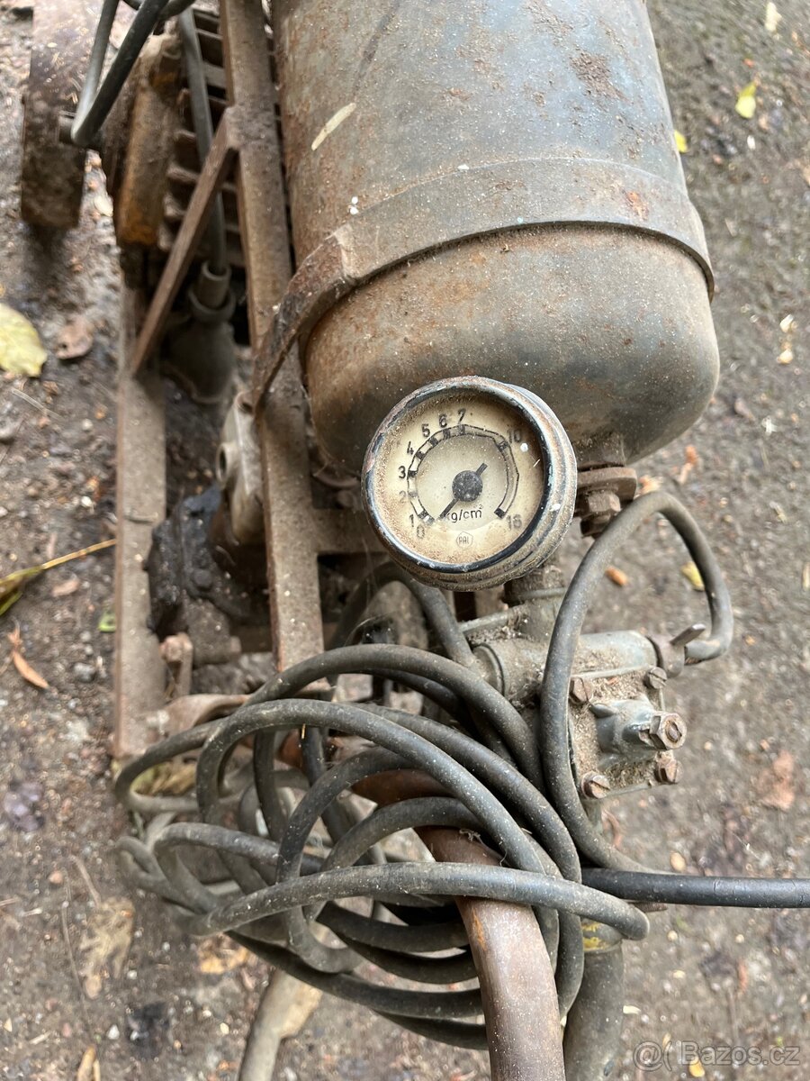 Funkční starší pístový kompresor - 4