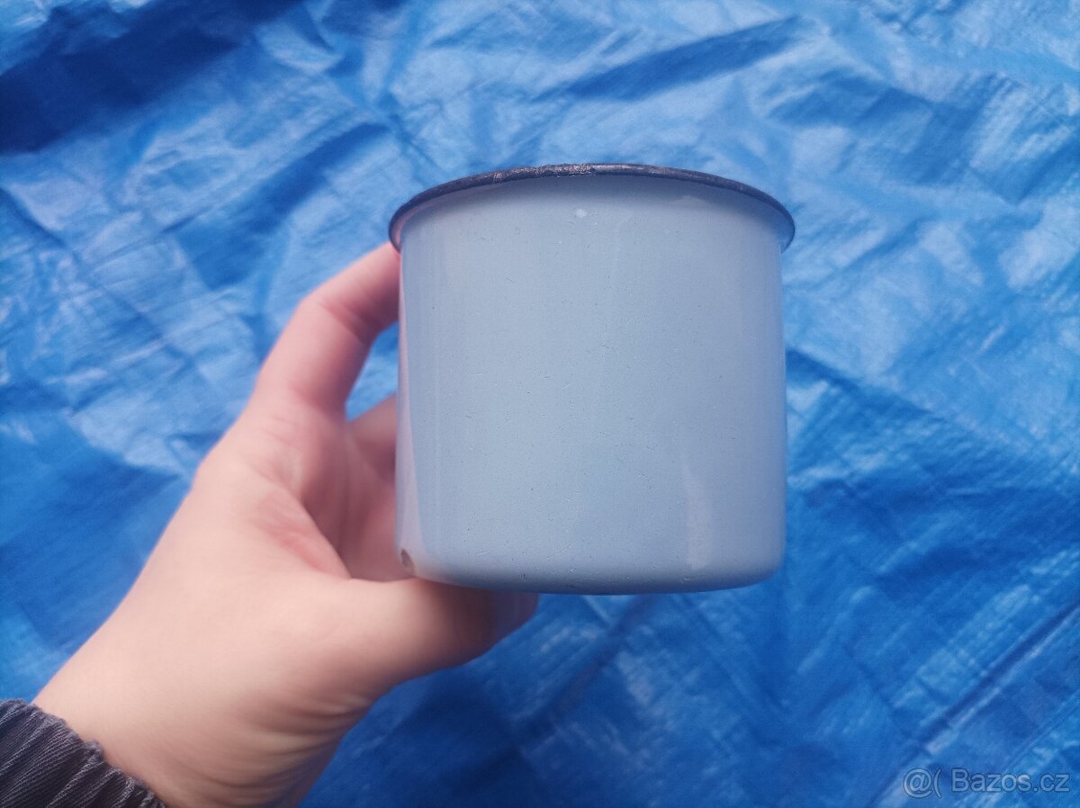 Smaltovaný světle modrý hrnek, průměr 8 cm - 4