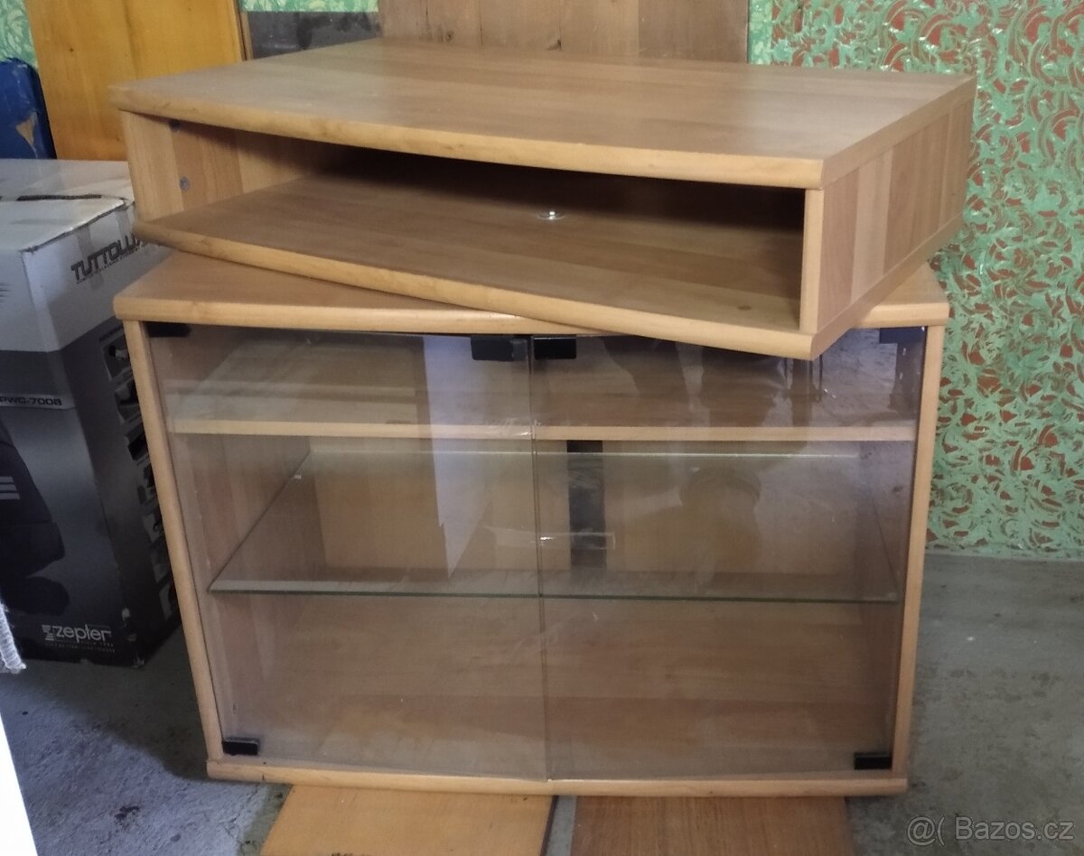 Dřevěná prosklená skříňka pod televizi - 4
