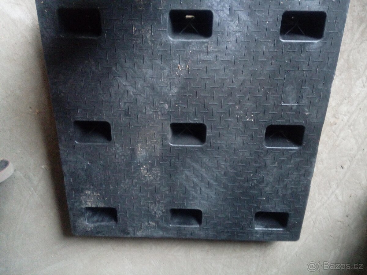 Plastové palety 120x120 cm - 4