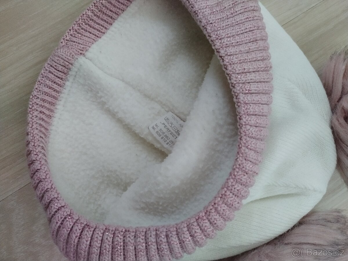 Zimní dívčí čepice s bambulemi - 4