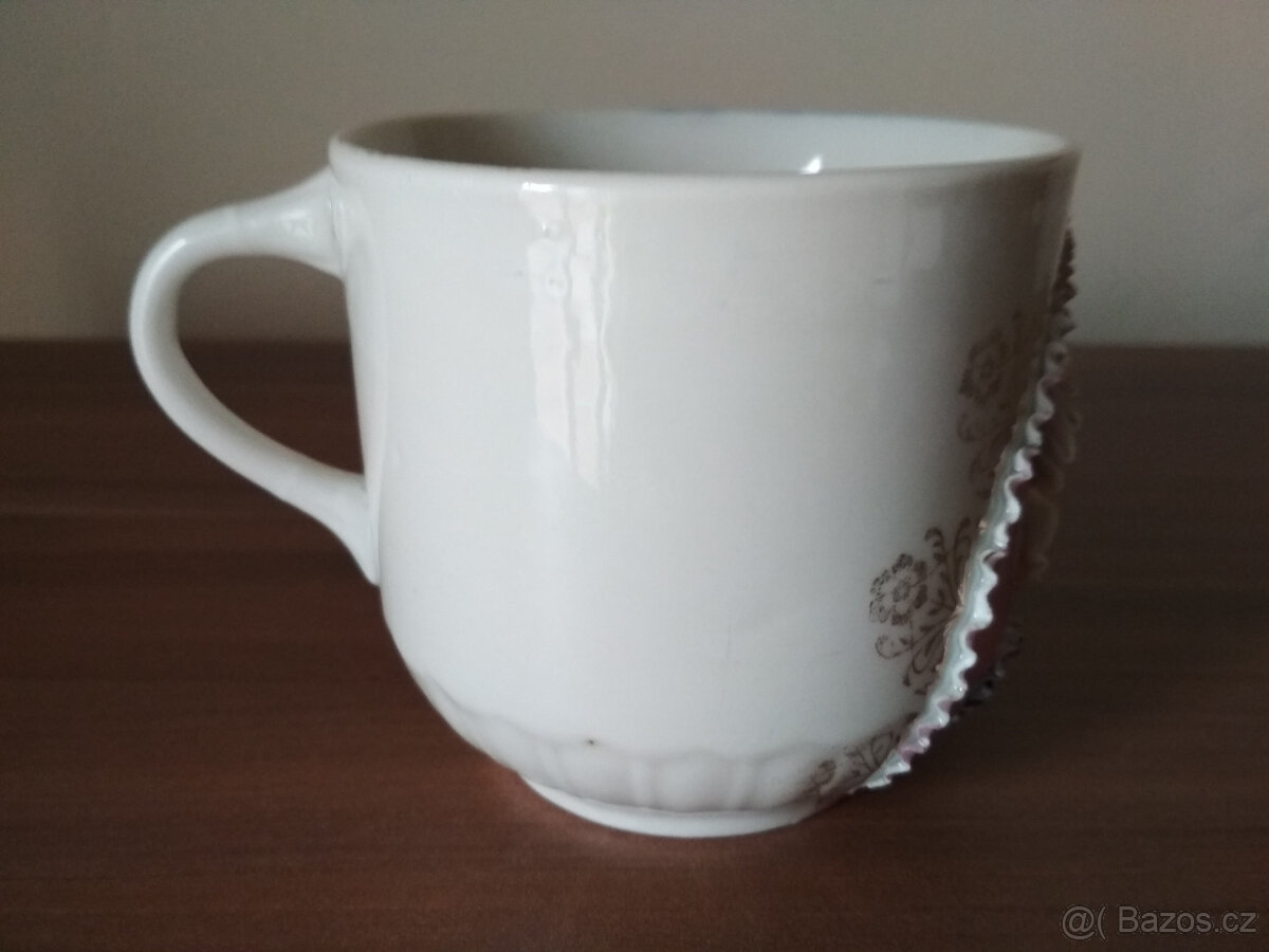 starý hrnek s plastickým vzorem, značený - 4