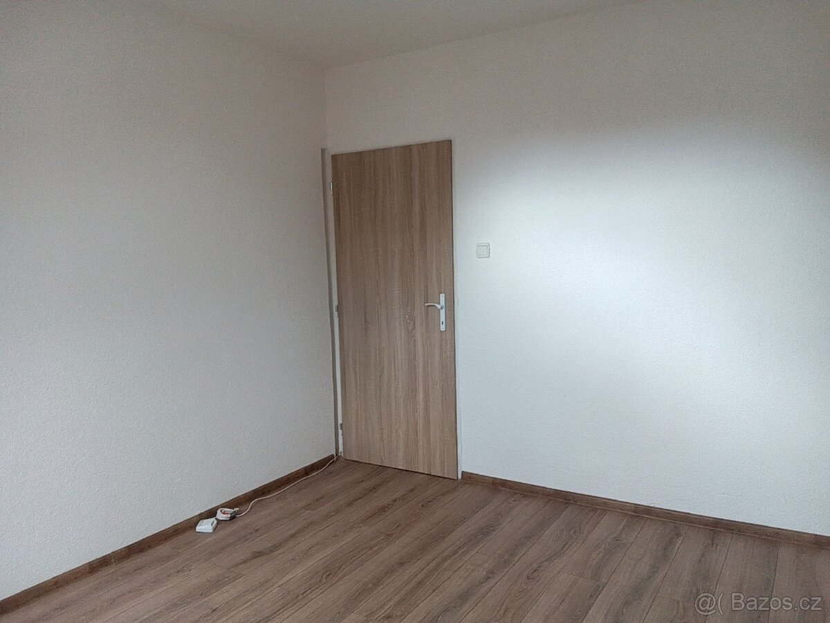 Byt 1+1, Závodu míru Karlovy Vary-Stará Role - 4