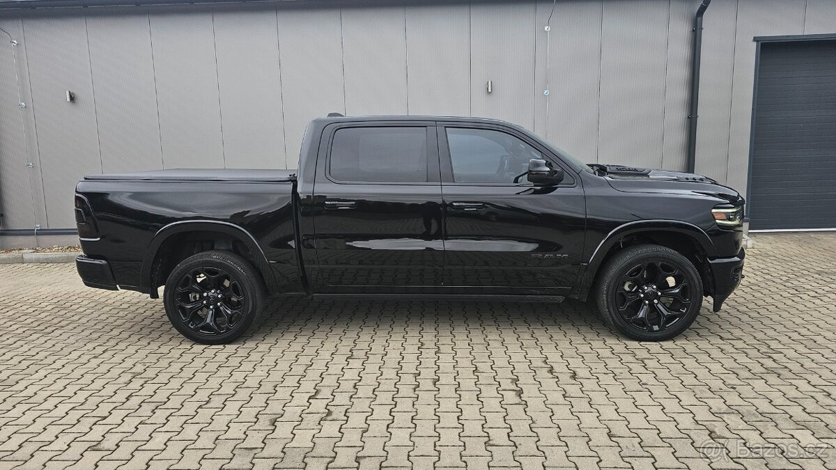 Dodge Ram 1500 Limited Black Head-up pneumatika