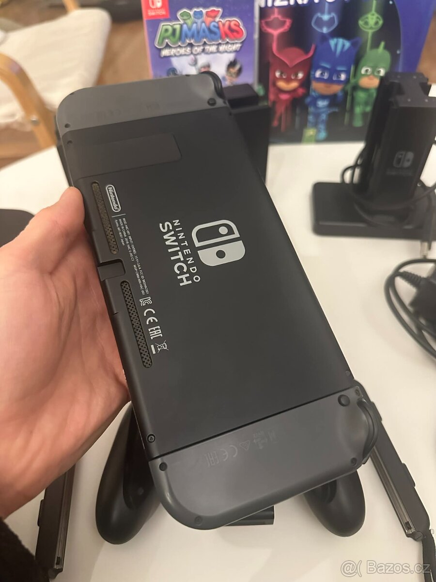 Nintendo switch V2 + krásné příslušenství - 4