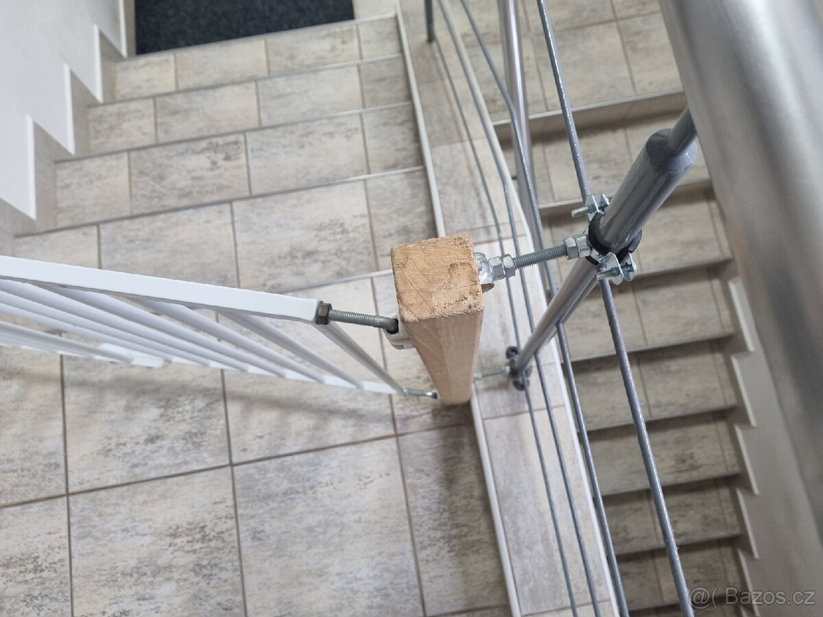 Prodám dětskou bezpečnostní zábranu na schodiště. - 4