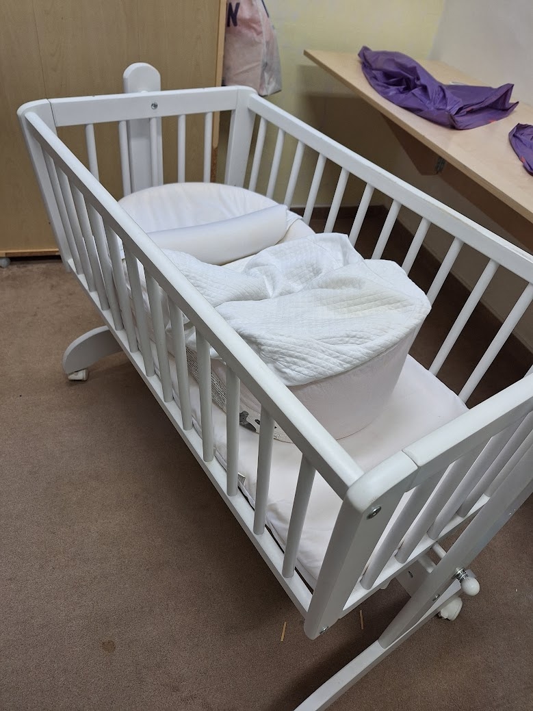 Dřevěná kolébka/postýlka pro mimi včetně matrace - 4