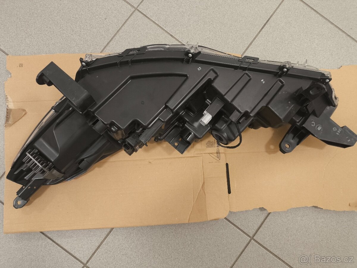 Přední světlo Toyota Corolla Cross - 4