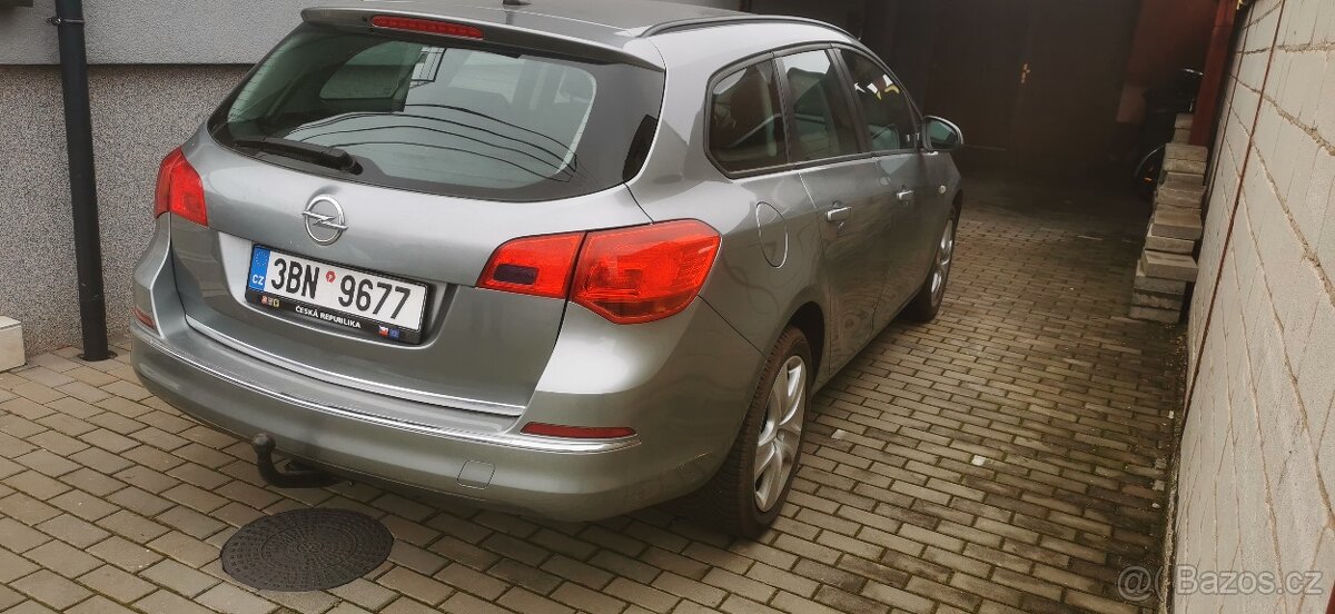 Prodám Opel Astra j sports tourer 1.4 88kw rv. 2013 - 4