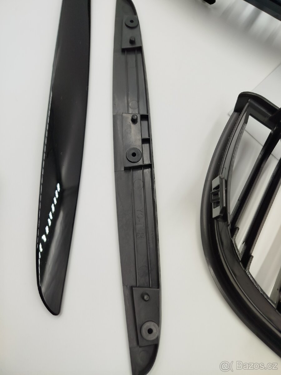 Černé ledvinky grill BMW E90 e91 e92 lesklá černá nové - 4