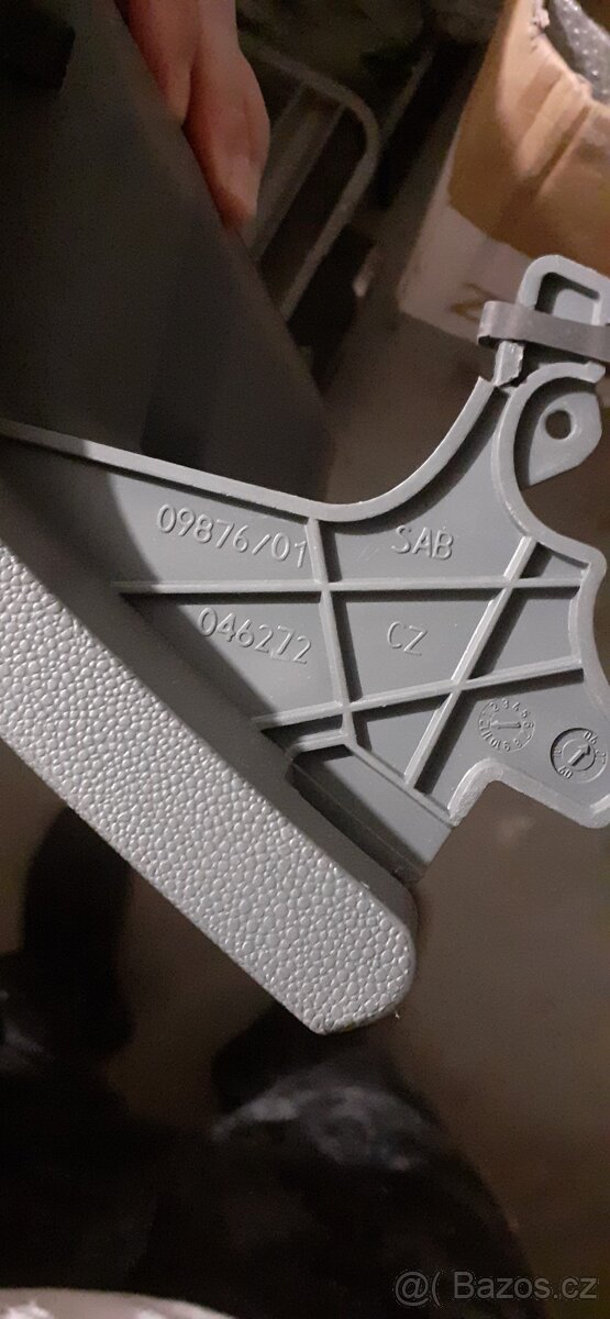 Víko schránky Fabia 1 (Anglie) - 4