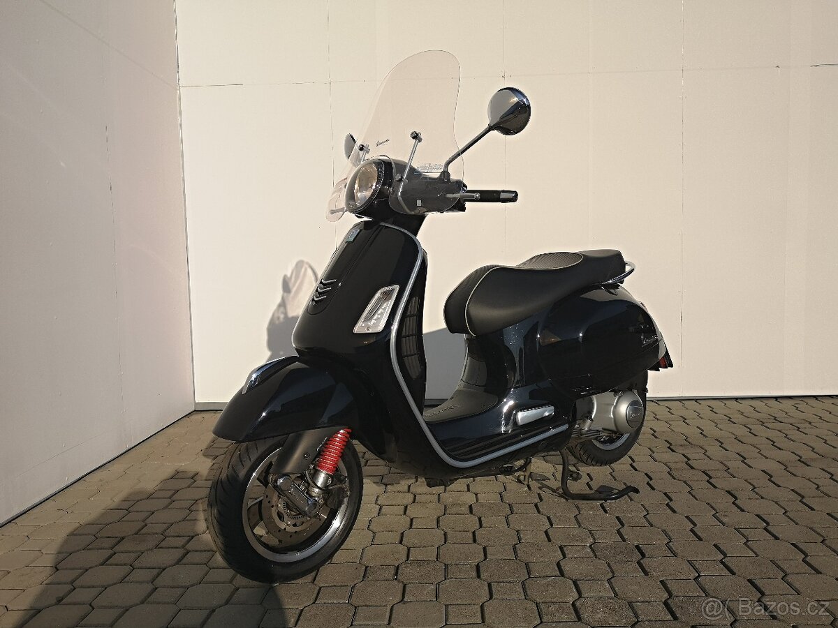 Vespa GTS 300 Super, r.v.2018, nová v ČR , najeto 7.441 km - 4