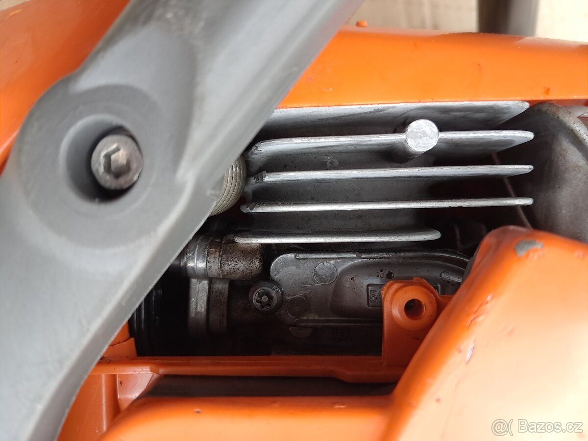 Husqvarna 440 motorova pila zaruce - 4