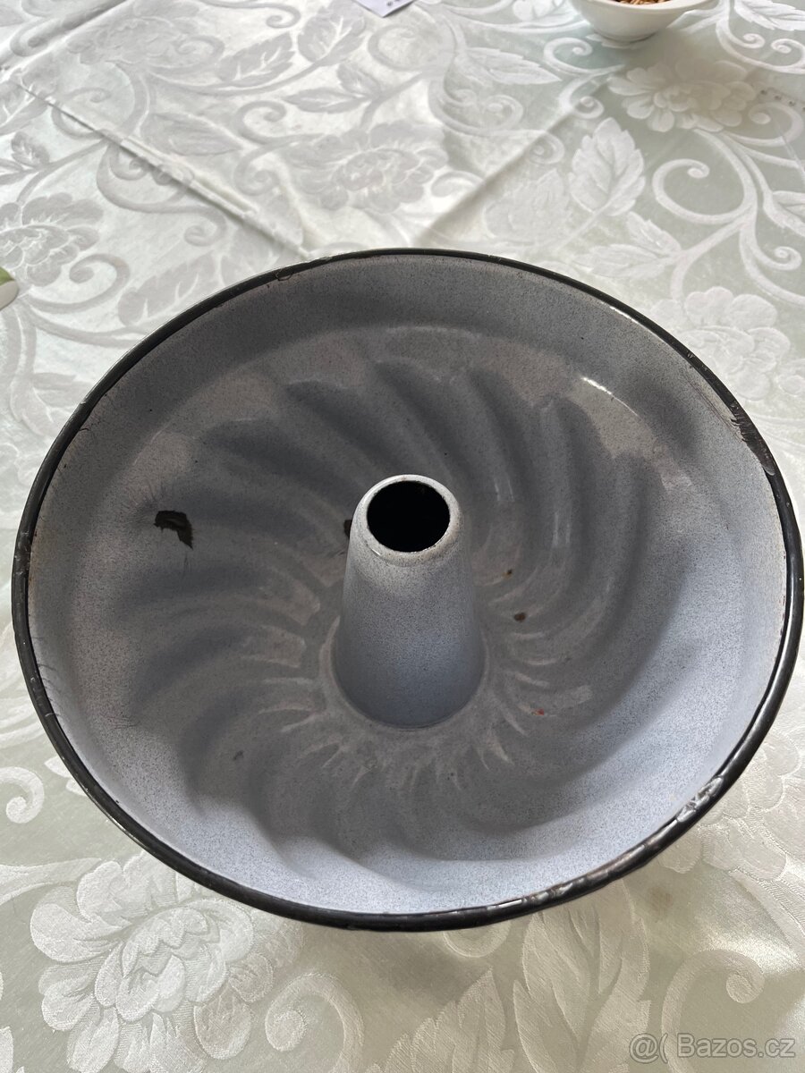 Historická litinová forma na bábovku - 4