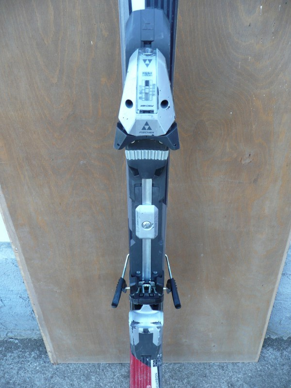 Tři páry značkových lyží - 4