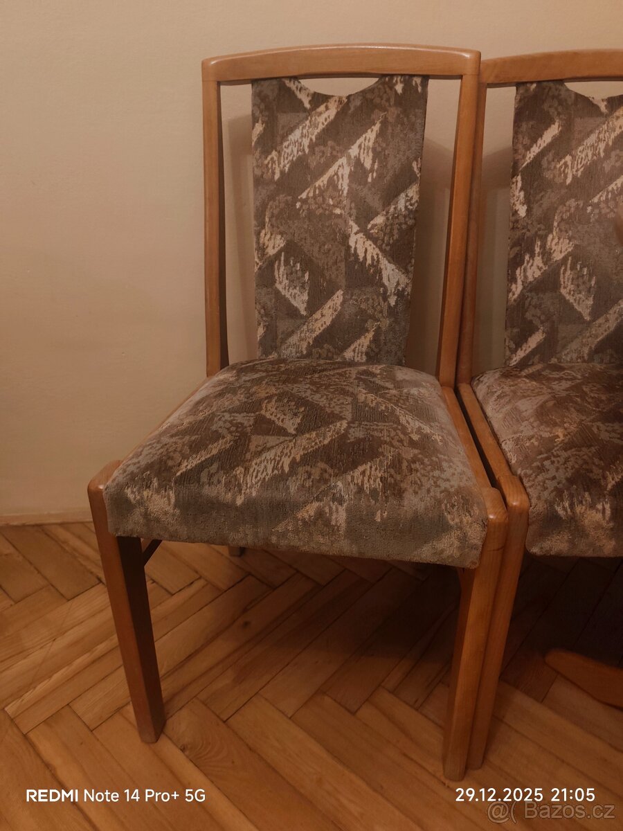 Kulatý jídelní stůl - 4