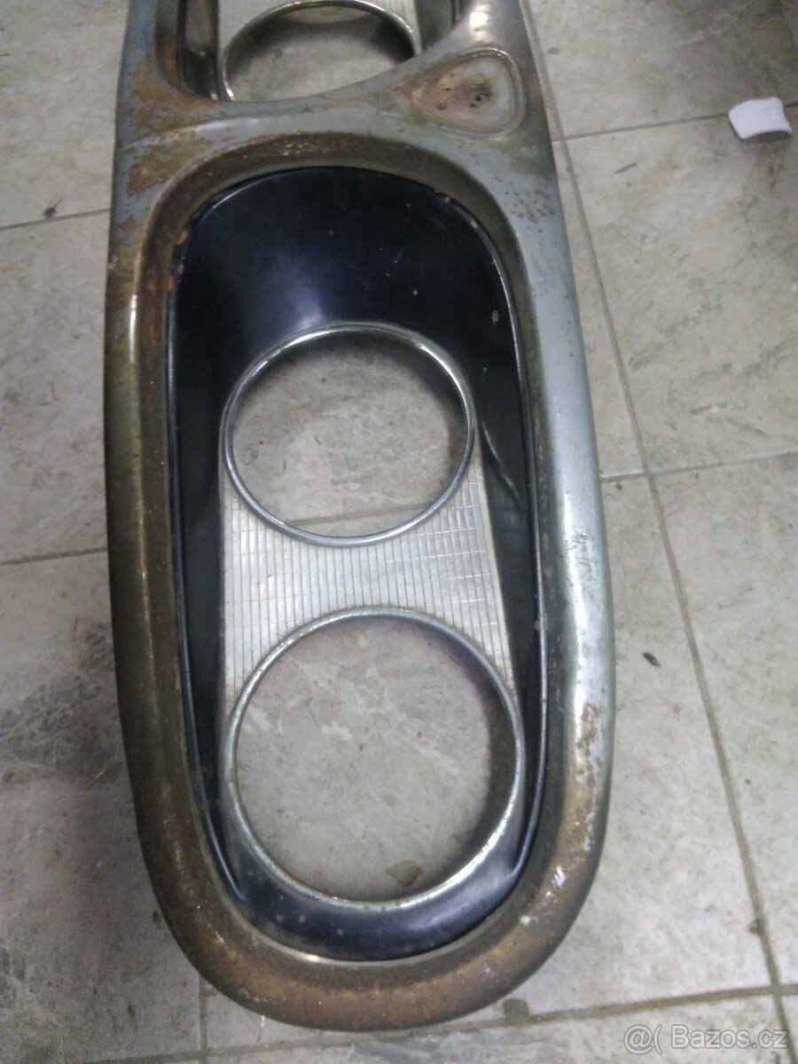 Přední maska z rámečkem Tatra 603. - 4