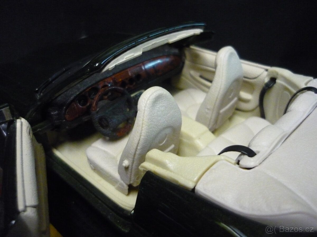 Jaguar XK8 1996 Maisto 1/18 - 4