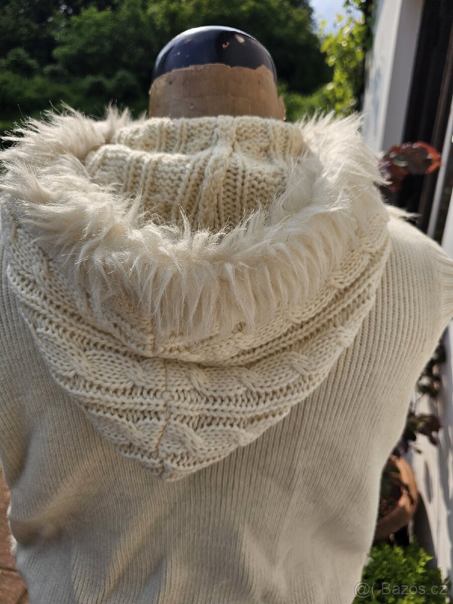 Pletená vesta s kapucou a kožešinou - 4