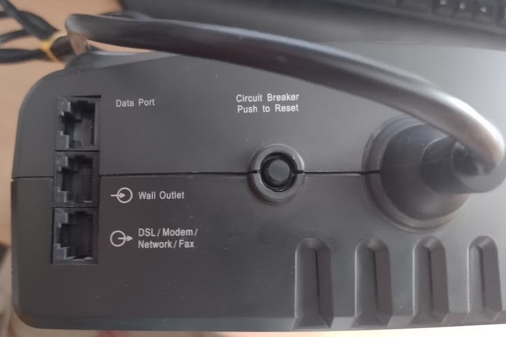 Záložní zdroj APC Back-UPS ES 550 - 4