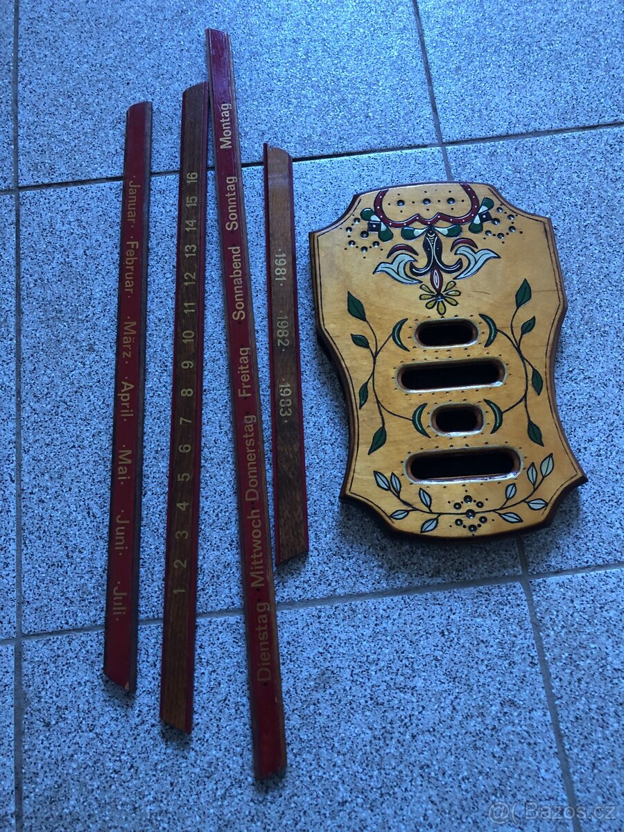 Dřevěný starožitný kalendář na zeď.1981-1983. - 4