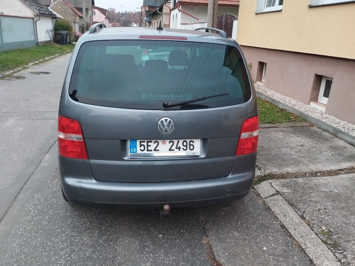 VW Touran sedmimístný - 4