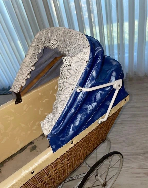 Starožitný, proutěný prvorepublikový kočárek pro panenky r.1 - 4