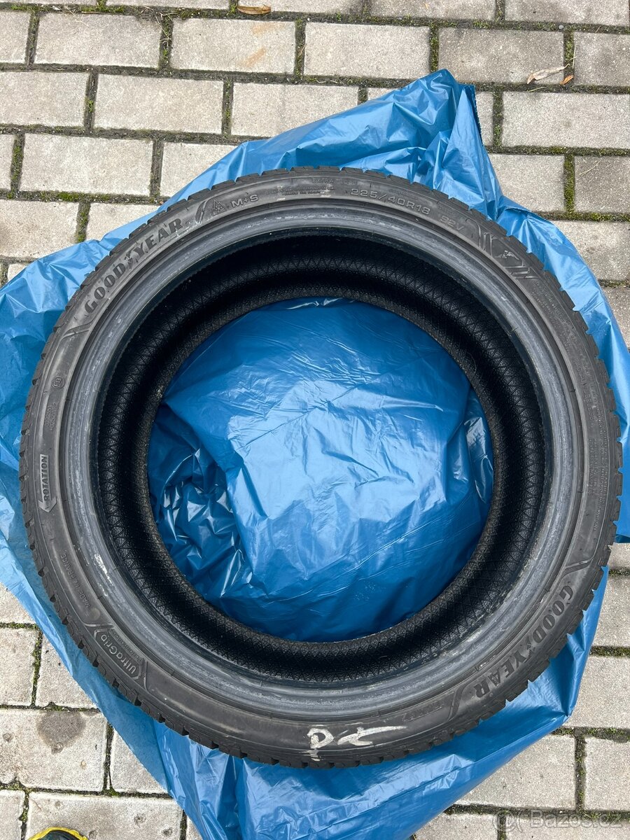 225/40 R18 92V 6+mm - 4