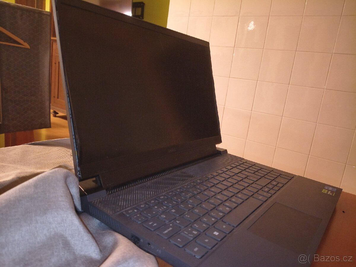 zničený herní dell g15 notebook rtx 3050 - 4