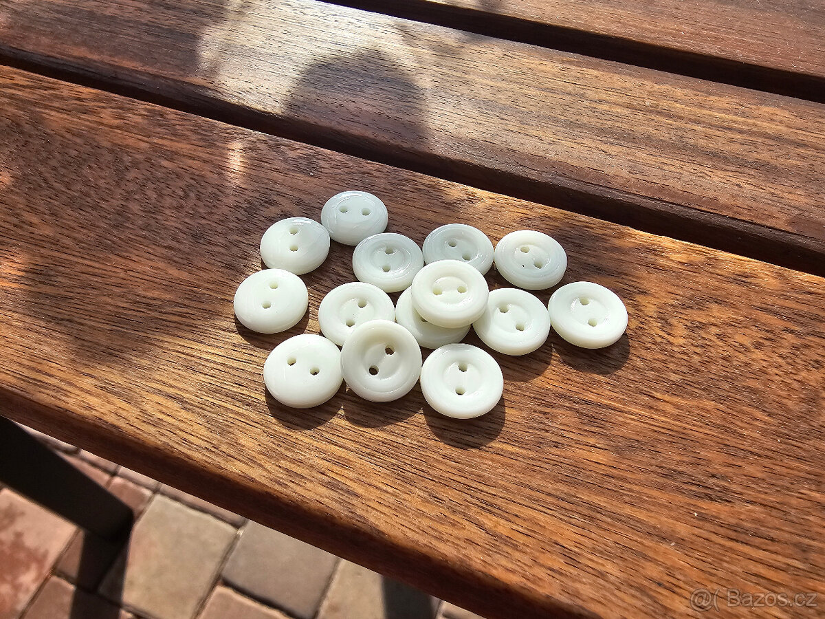 Bílé skleněné knoflíky - 4