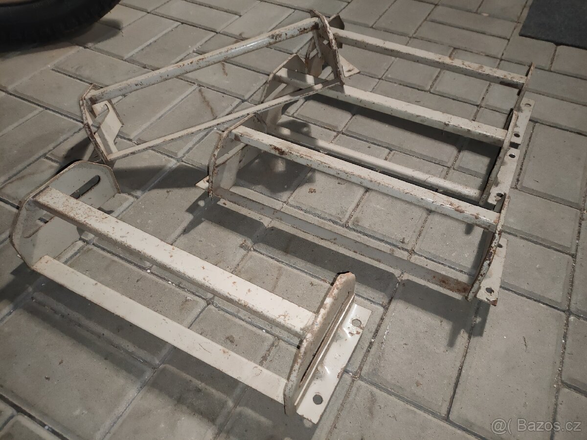 Prodám držáky sedačky sanitní Škoda 1203 - 4