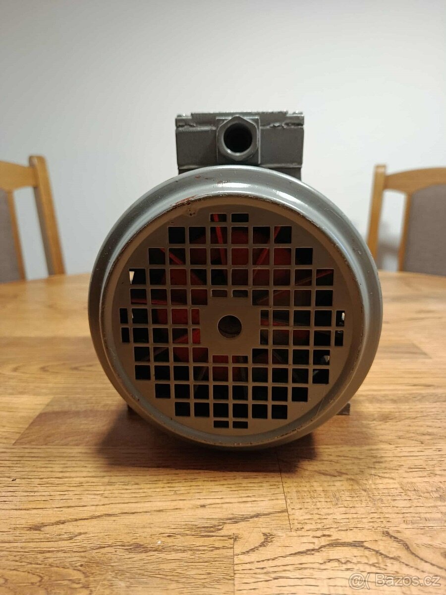 ELEKTROMOTOR 370 W, 910 ot/min - šestipólový - 4