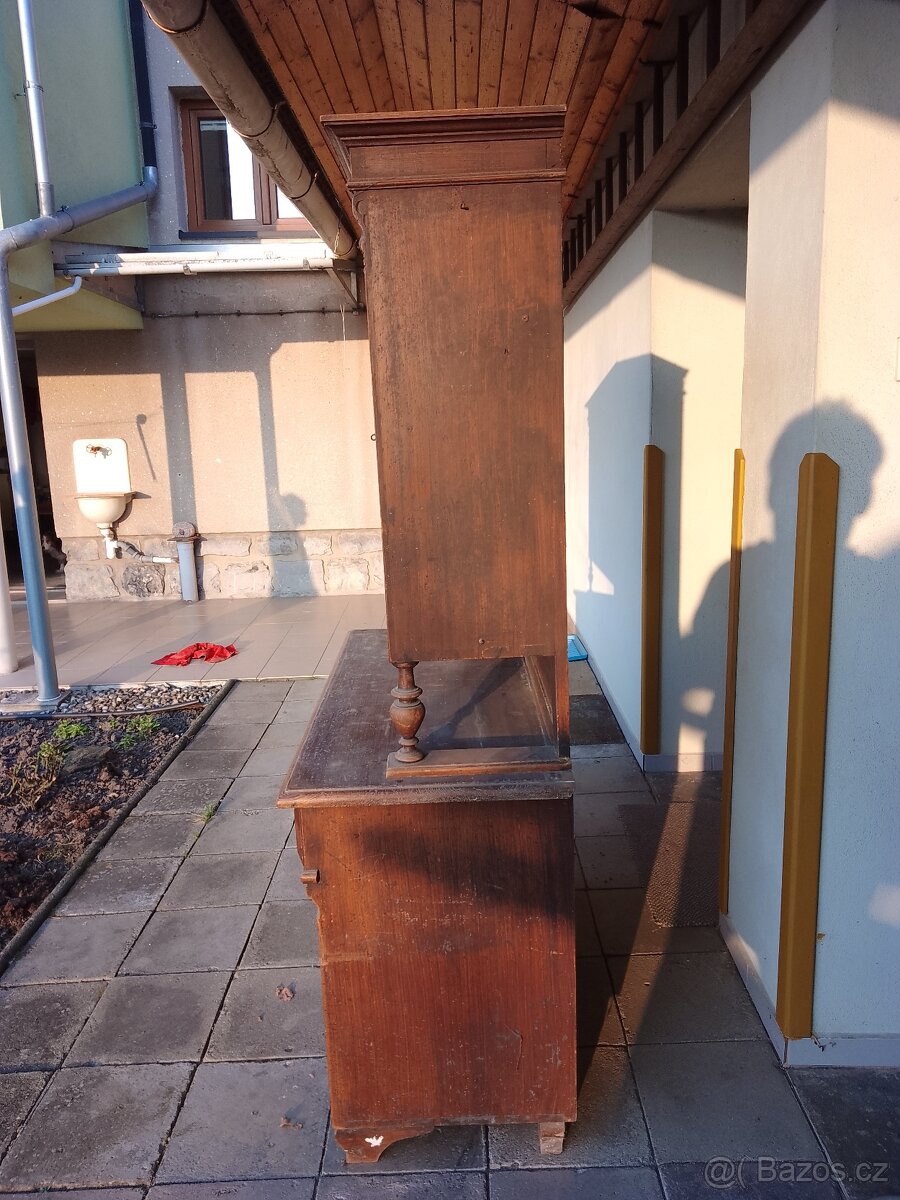 Starožitný dřevěný kredenc - 4