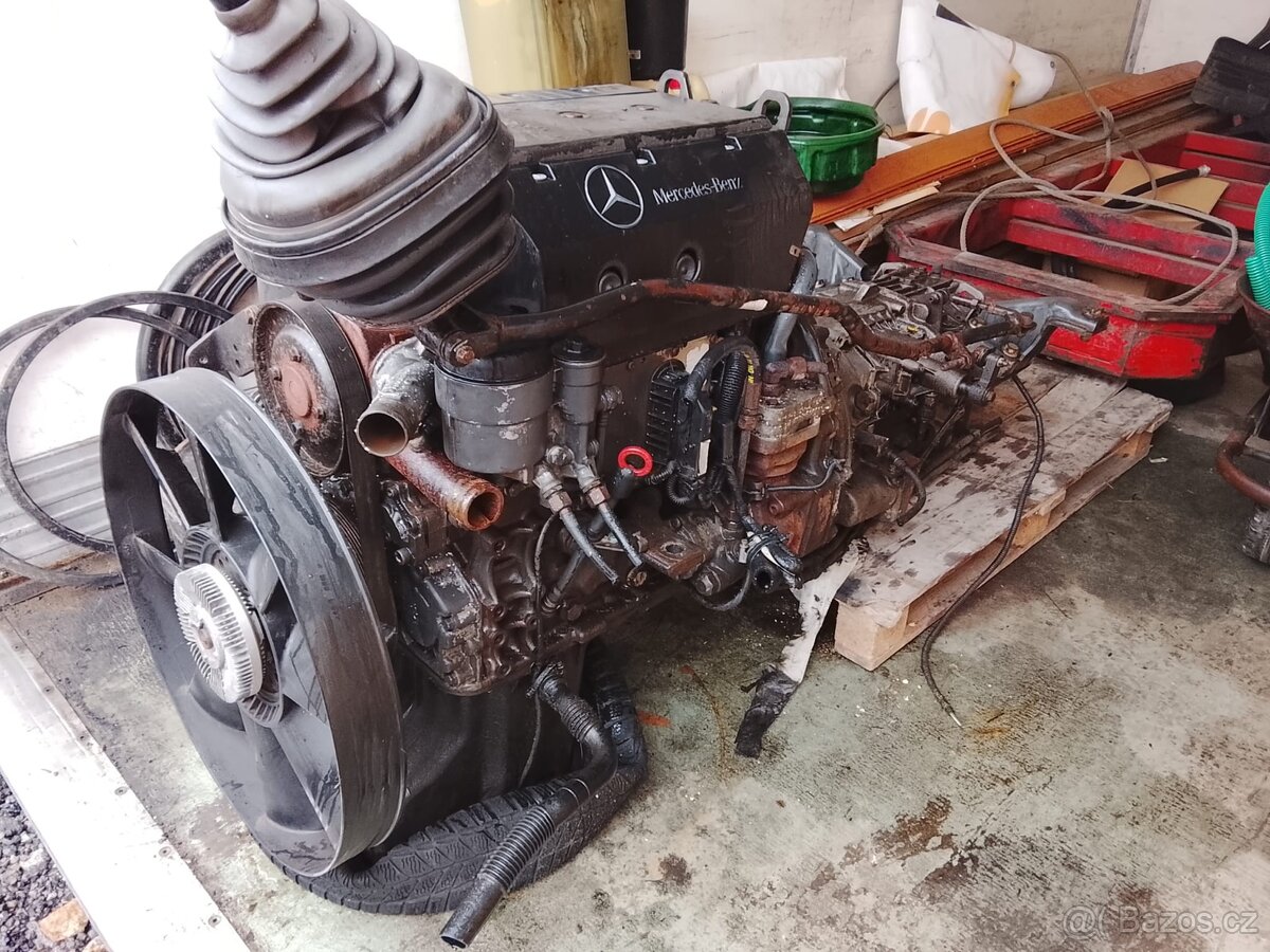 Motor, převodovka Mercedes - 4