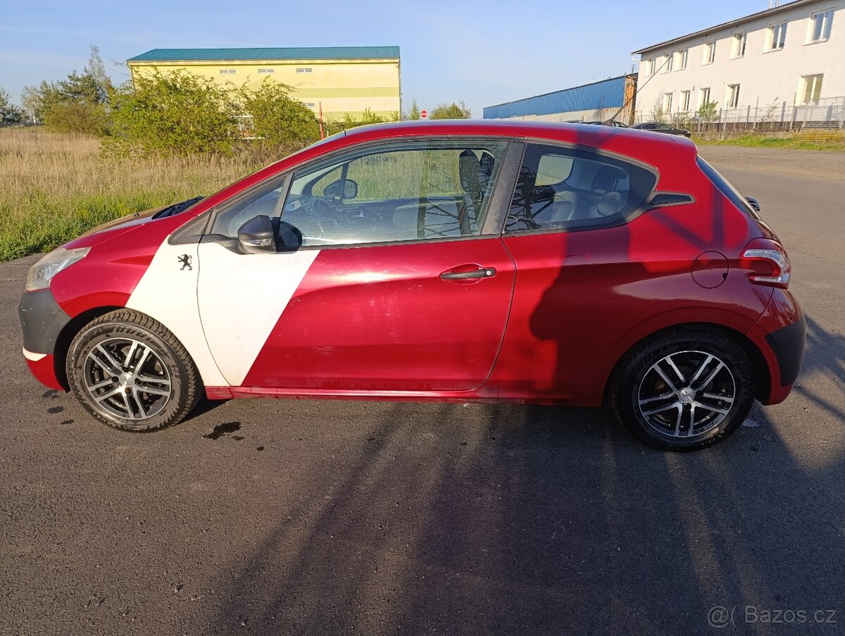 Peugeot 208 1.0 benzín - 4